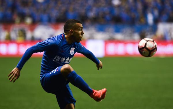 特维斯成了申花“真大腿”，但野兽的脾气还要摸摸清