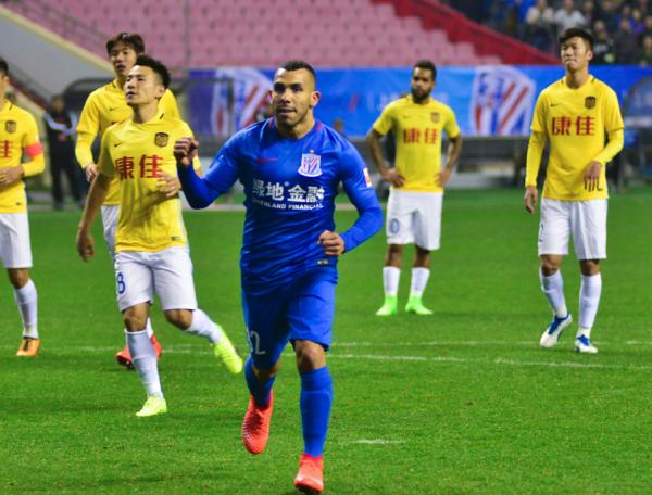 特维斯成了申花“真大腿”，但野兽的脾气还要摸摸清