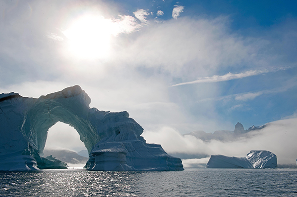 野路子 | 格陵兰岛大岩壁攀登，把床挂在悬崖上睡觉