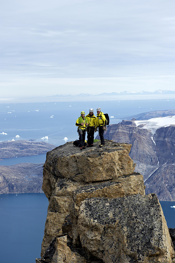 野路子 | 格陵兰岛大岩壁攀登，把床挂在悬崖上睡觉