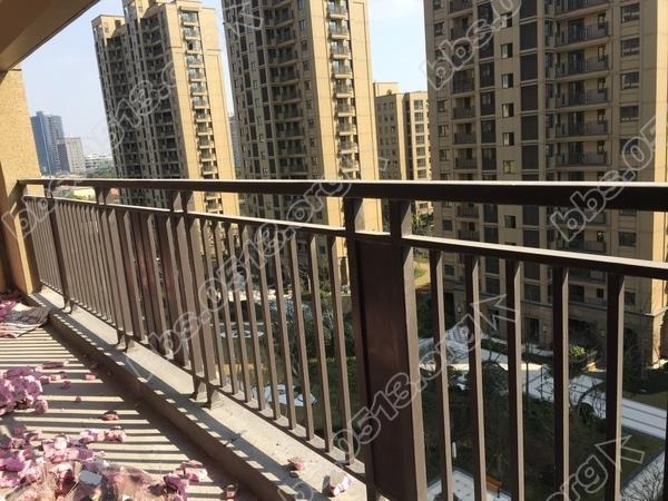 不值钱的铁栏杆