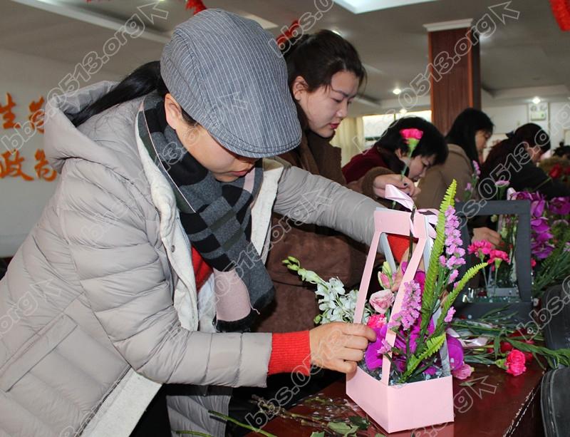 老师说插花要充分发挥想象力和创作力，只要用心，一件件独具匠心又饱含深意的插花作品都会应运而生。