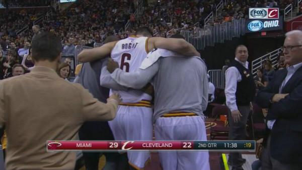 博古特左腿胫骨骨折！他在骑士首秀58秒就倒下了