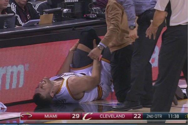 博古特左腿胫骨骨折！他在骑士首秀58秒就倒下了