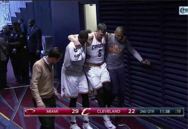 博古特左腿胫骨骨折！他在骑士首秀58秒就倒下了