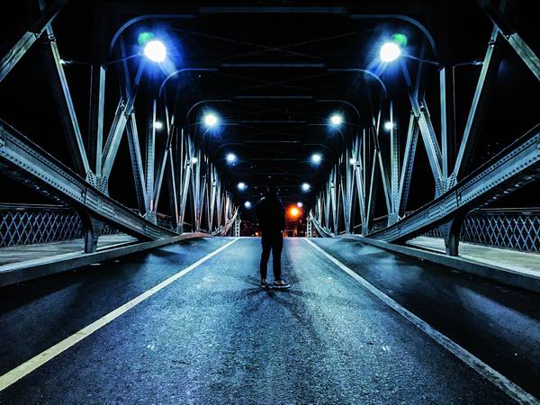 她用手机记录下的魔幻一夜，这真的是上海吗