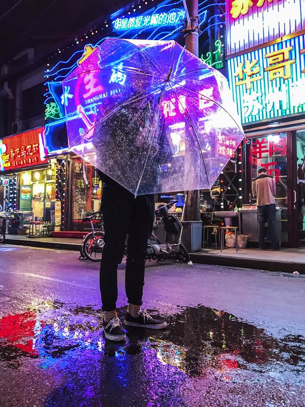 她用手机记录下的魔幻一夜，这真的是上海吗