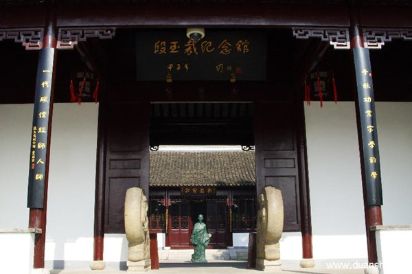 尴尬确实读“jiān jiè”，“gān gà”才是错的