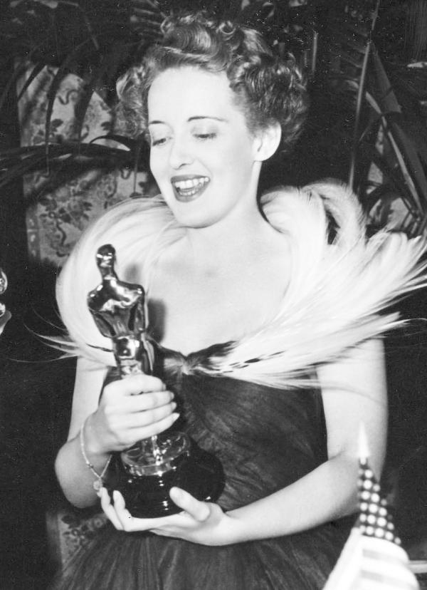 美剧《宿怨：贝蒂和琼》：两位女神的史“撕”