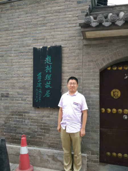 穿龙袍上课的历史教师：不让学生打瞌睡是个难题