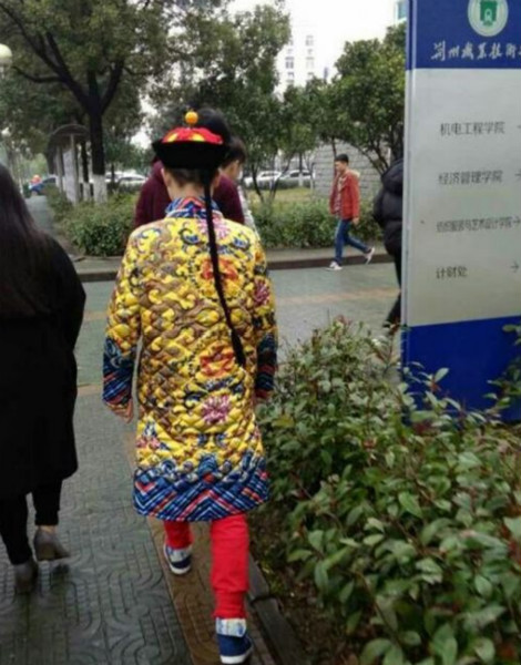 穿龙袍上课的历史教师：不让学生打瞌睡是个难题