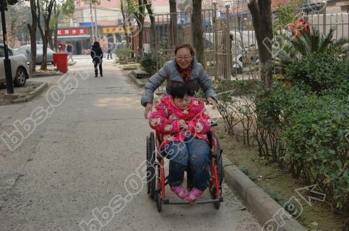 陈玲带女儿肖高平在新村里转转.jpg