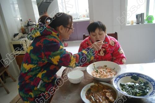 陈玲给女儿肖高平喂饭.jpg