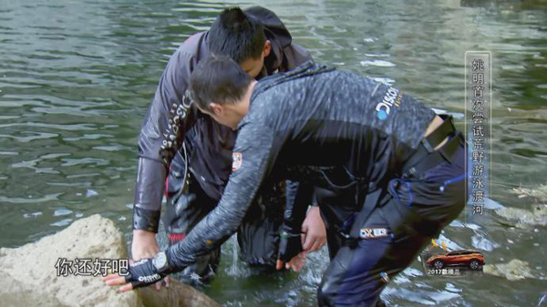 姚明被贝爷整惨了！爬悬崖钻山洞，吃蛆虫时“宁死不屈”