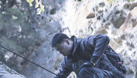 姚明被贝爷整惨了！爬悬崖钻山洞，吃蛆虫时“宁死不屈”