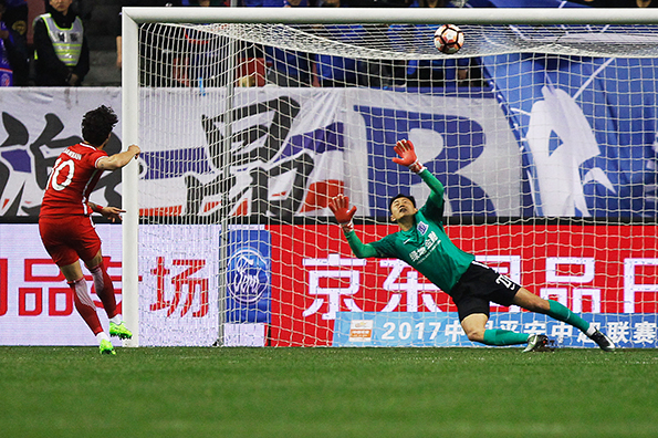 昔日“金童”单刀不进点球踢飞，闯荡中超光靠颜值远不行