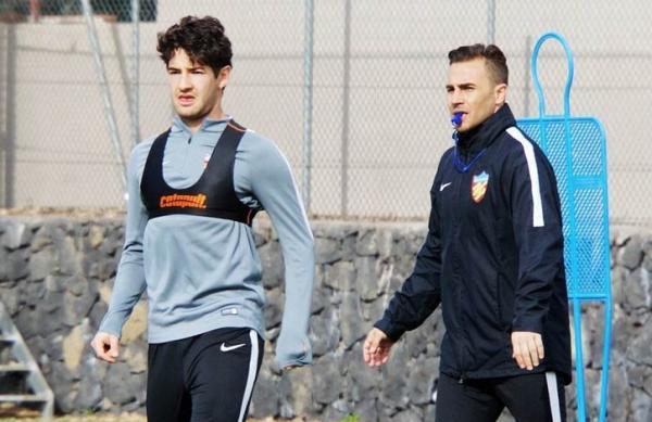 昔日“金童”单刀不进点球踢飞，闯荡中超光靠颜值远不行