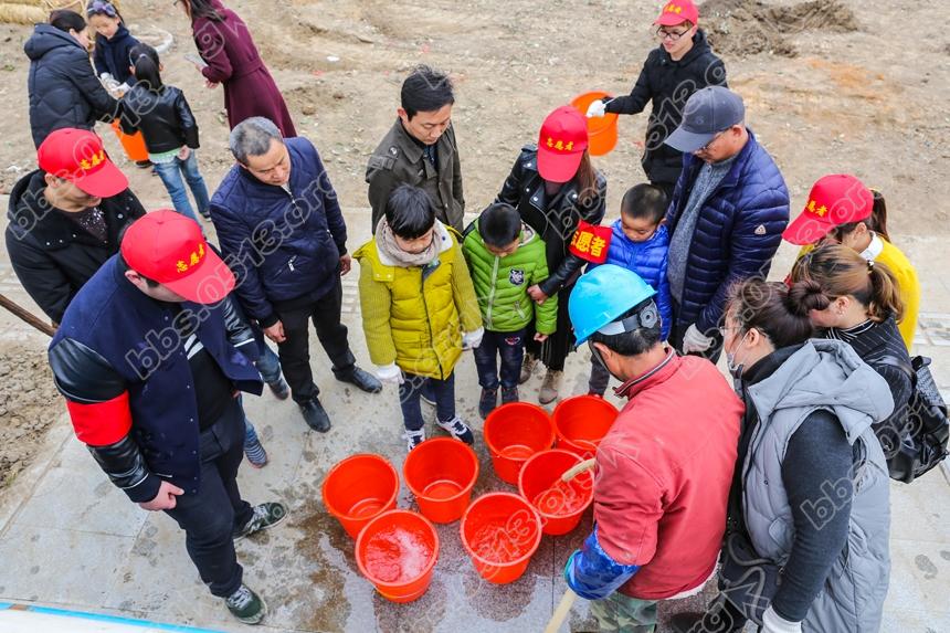 南通举行 我爱我家  大家一起来种树3.12义务植树活动 (6).jpg