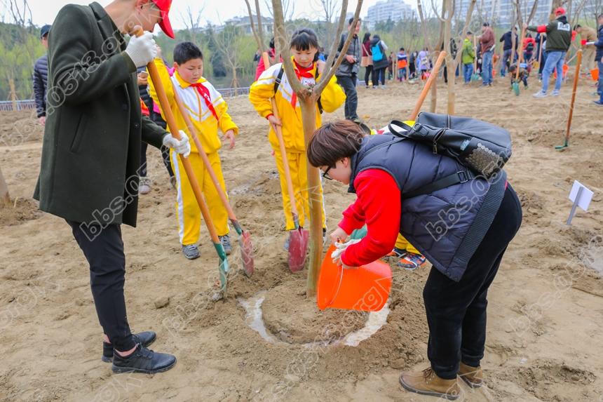 南通举行 我爱我家  大家一起来种树3.12义务植树活动 (10).jpg