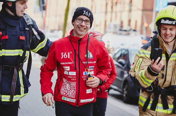 德国跑者1.2万公里跑到中国，他说这是支持“一带一路”