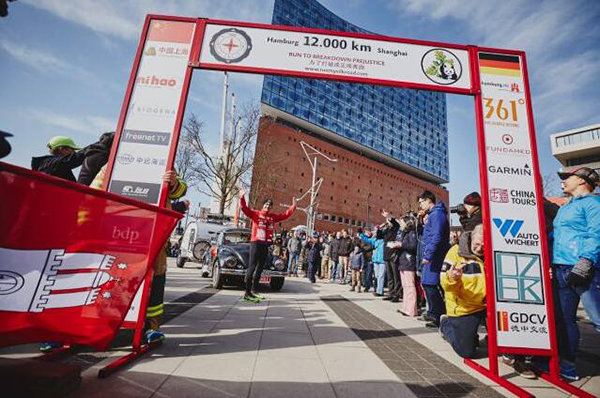 德国跑者1.2万公里跑到中国，他说这是支持“一带一路”