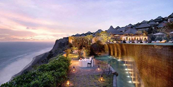 沙特国王今日到访中国，带了506吨行李与2部镀金电梯