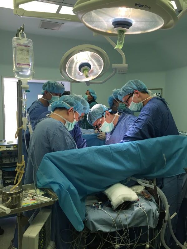 父亲捐肝救女竟是“镜面人”，上海医生“反手”实施肝移植