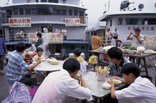 看展览｜朝天门往事：以地标码头为圆点，记录百年重庆