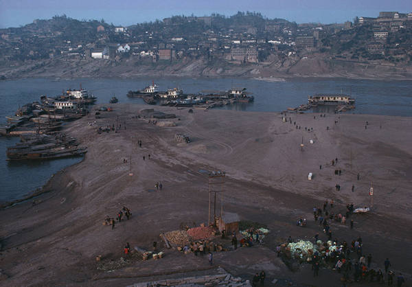 看展览｜朝天门往事：以地标码头为圆点，记录百年重庆
