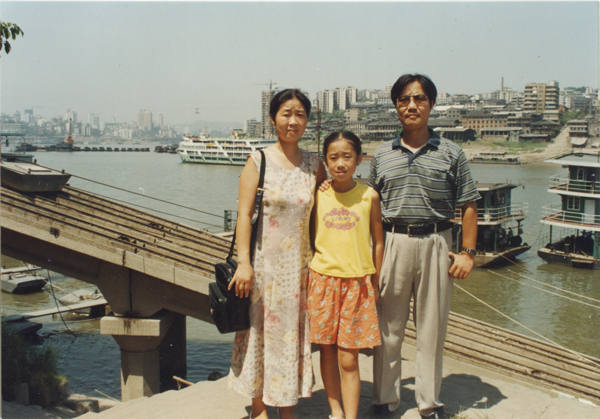 看展览｜朝天门往事：以地标码头为圆点，记录百年重庆