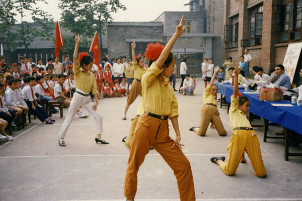 看展览｜朝天门往事：以地标码头为圆点，记录百年重庆