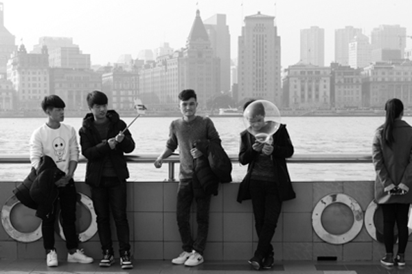 行走在2016最后一天，用黑白照片记录上海司空见惯的日常