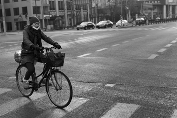 行走在2016最后一天，用黑白照片记录上海司空见惯的日常