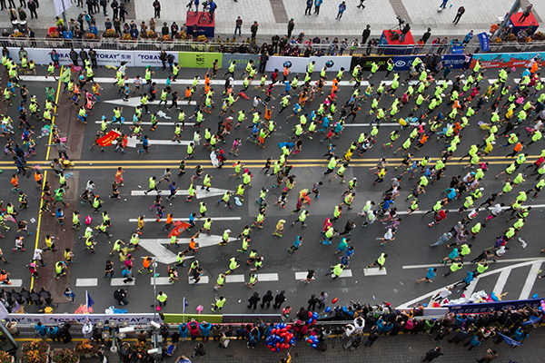 280万人次参赛仅14万人跑完全马，马拉松热背后还缺什么