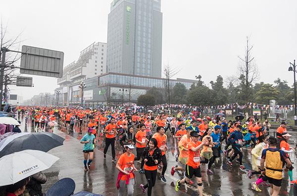 280万人次参赛仅14万人跑完全马，马拉松热背后还缺什么