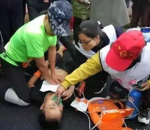 兰溪马拉松成功抢救心脏骤停跑友，现场急救视频获网友大赞