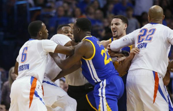 别以为库里只会卖萌，挑头打架他从来没怕过