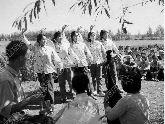 22那时，我们常到田头，宣传演出农业学大寨文艺节目 （借用图）.jpg