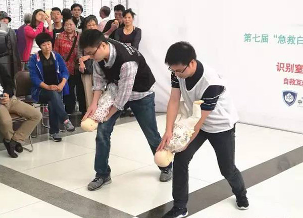 图解｜上海一学生在校就餐时死亡 异物卡喉如何自救