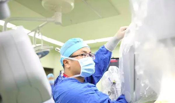 走近手术室护士：无影灯下，别以为递把手术刀很简单