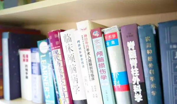 走近手术室护士：无影灯下，别以为递把手术刀很简单