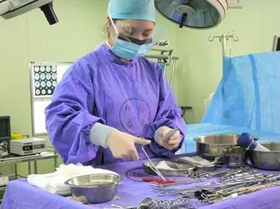 走近手术室护士：无影灯下，别以为递把手术刀很简单