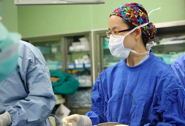 走近手术室护士：无影灯下，别以为递把手术刀很简单