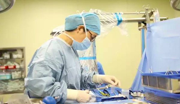 走近手术室护士：无影灯下，别以为递把手术刀很简单