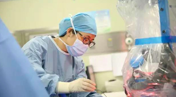 走近手术室护士：无影灯下，别以为递把手术刀很简单