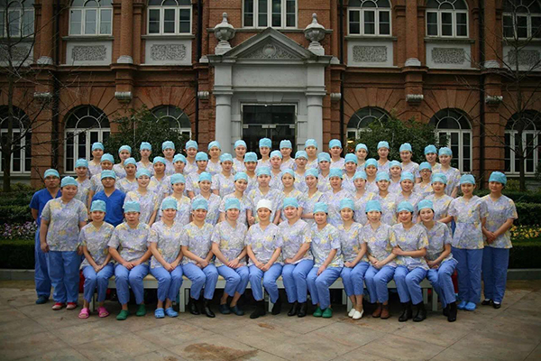 走近手术室护士：无影灯下，别以为递把手术刀很简单