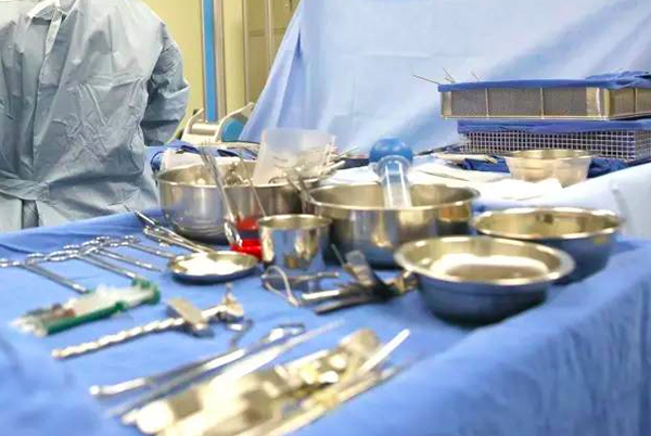 走近手术室护士：无影灯下，别以为递把手术刀很简单