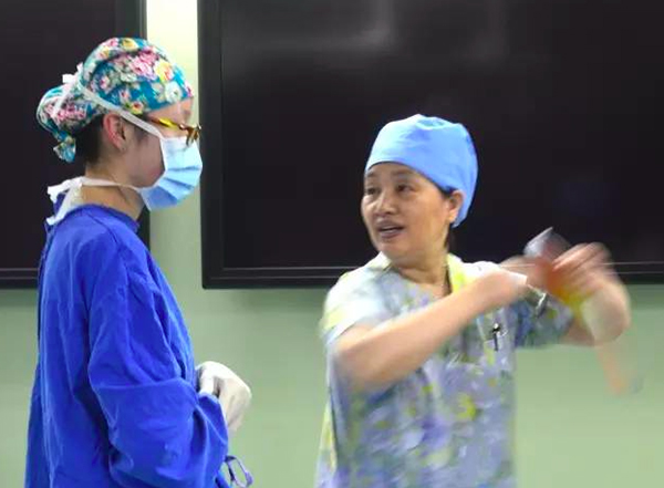 走近手术室护士：无影灯下，别以为递把手术刀很简单