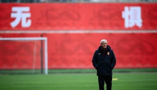 新华社用“罕见”为里皮点赞，称这种顶级教练是国足不二选择