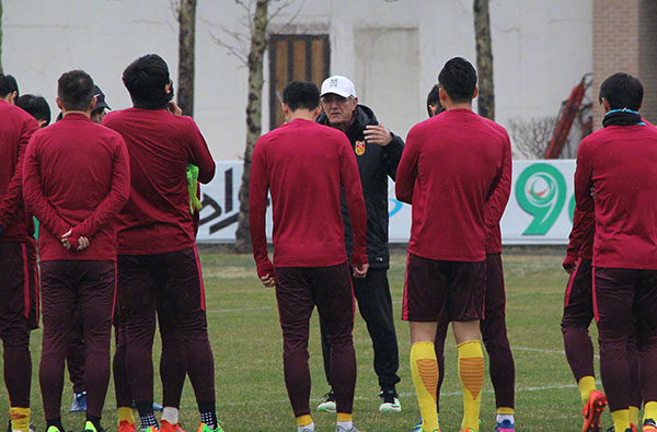 客场遭遇“菜地”草皮，里皮能否改写国足德黑兰全败历史